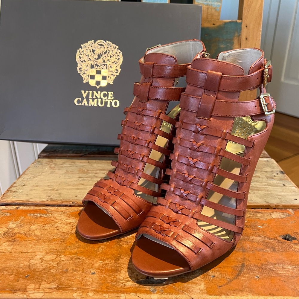 New-in-Box Vince Camuto leather Cage/Gladiator sandals“Medow”, Size 8.5 M